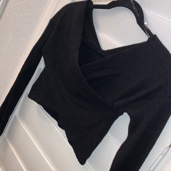 Cozy, Comfy black cropped sweater top! 🖤 - Picture 2 of 2